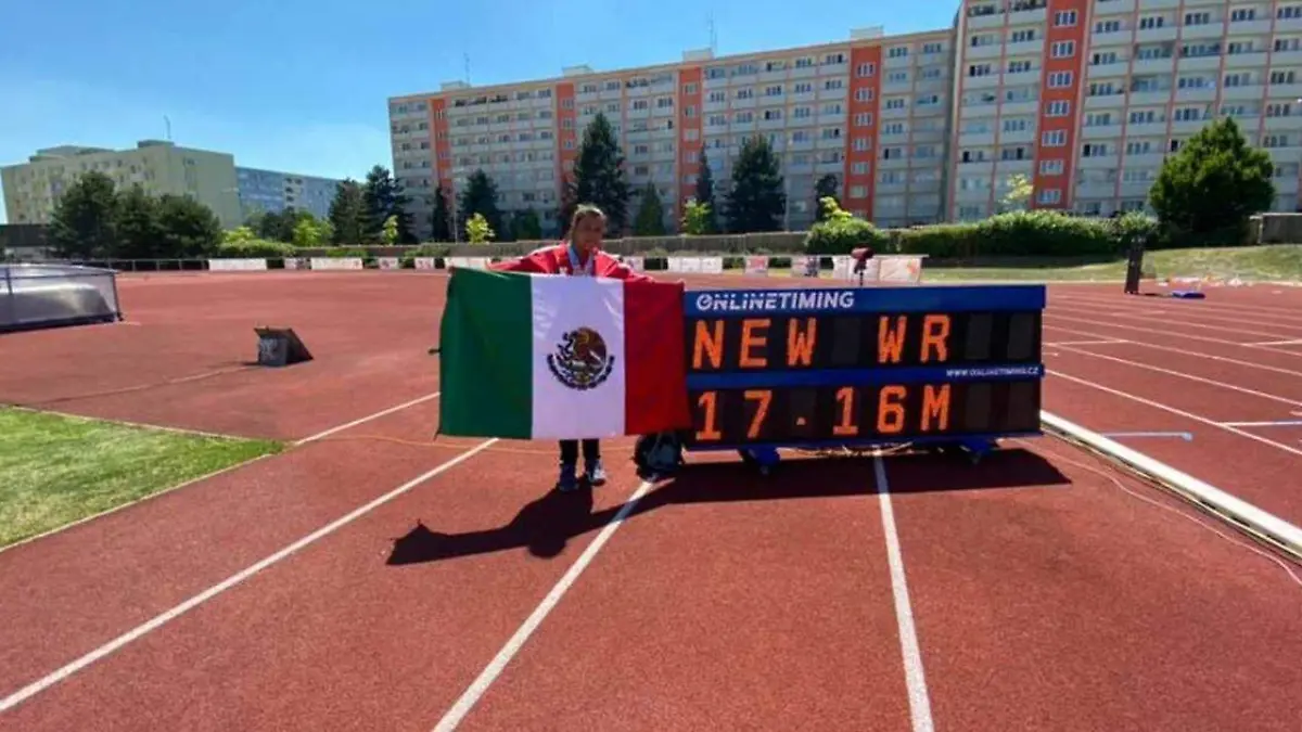 Karla Lima posa junto a la nueva marca del orbe